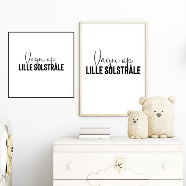 viser rektangulaer og kvadratisk citatplakat med boernecitatet "vaagn op lille solstraale" fra www.plakatcompagniet.dk. Hvid baggrund.