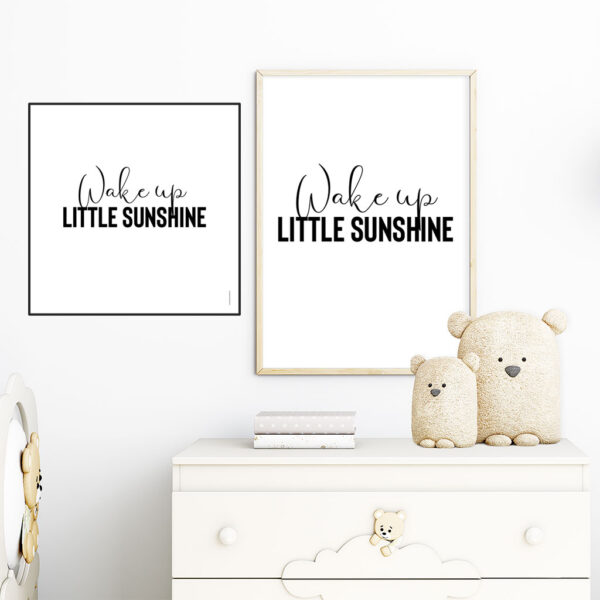 viser rektangulaer og kvadratisk citatplakat med boernecitatet "wake up little sunshine" fra www.plakatcompagniet.dk. Hvid baggrund.