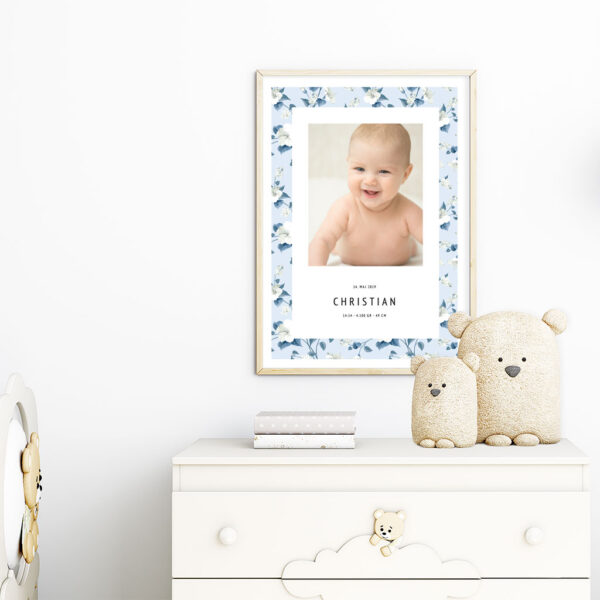 viser fødselstavle med blomstret blå baggrund og 1 foto fra www.plakatcompagniet.dk