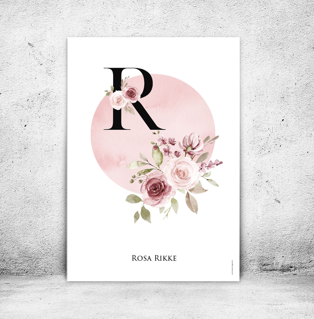 viser navneplakat med rosa blomstercirkel og sort forbogstav fra www.plakatcompagniet.dk
