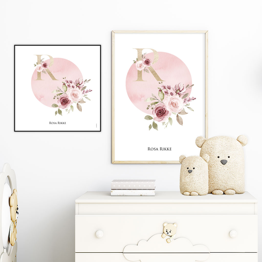 viser kvadratisk og rektangulær navneplakat med rosa blomstercirkel og guld forbogstav fra www.plakatcompagniet.dk