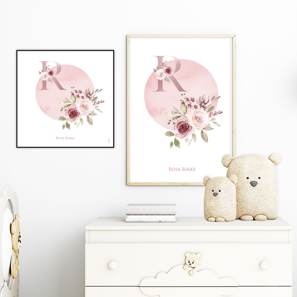 viser kvadratisk og rektangulær navneplakat med rosa blomstercirkel og rosa forbogstav fra www.plakatcompagniet.dk