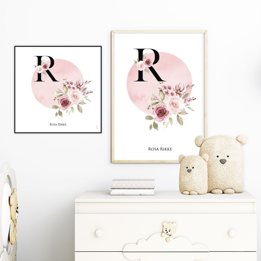 viser kvadratisk og rektangulær navneplakat med guld blomstercirkel og sort forbogstav fra www.plakatcompagniet.dk