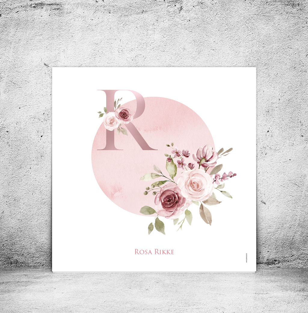 viser kvadratisk navneplakat med sort blomstercirkel og rosa forbogstav fra www.plakatcompagniet.dk