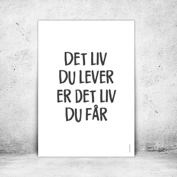 viser citatplakaten med citatet "Det liv du lever er det liv du får" på hvid baggrund fra www.plakatcompagniet.dk