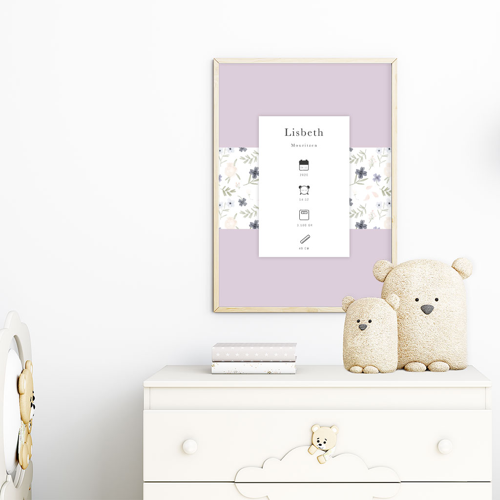 viser fødselstavle med en kombination af lyslilla baggrund og blomsterbaggrund fra www.plakatcompagniet.dk