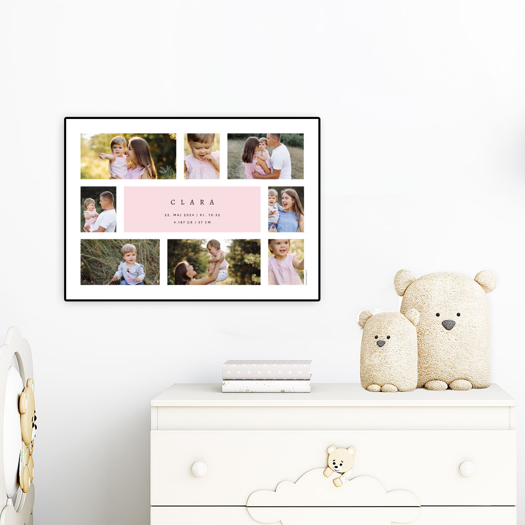 viser fødselstavle med 8 fotos og et centralt placeret lyseroedt felt indeholdende navn og fødselsdata. Er designet af www.plakatcompagniet.dk x