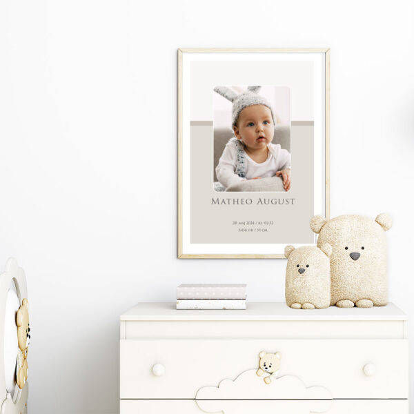 viser rektangulaer fødselstavle med beige baggrund og 1 foto. Med hvid kant. Designet af www.plakatcompagniet.dk x