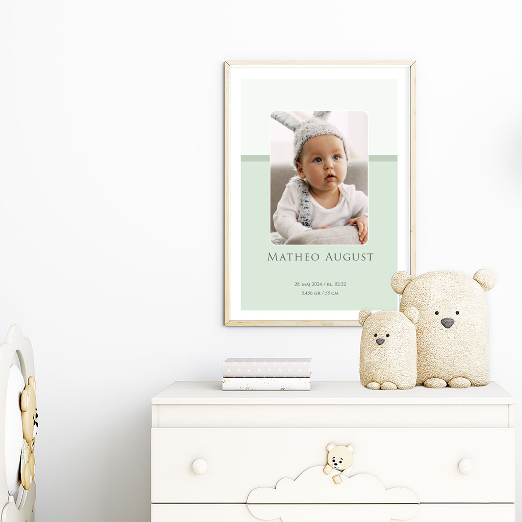 viser rektangulaer fødselstavle med groen baggrund og 1 foto. Med hvid kant. Designet af www.plakatcompagniet.dk x