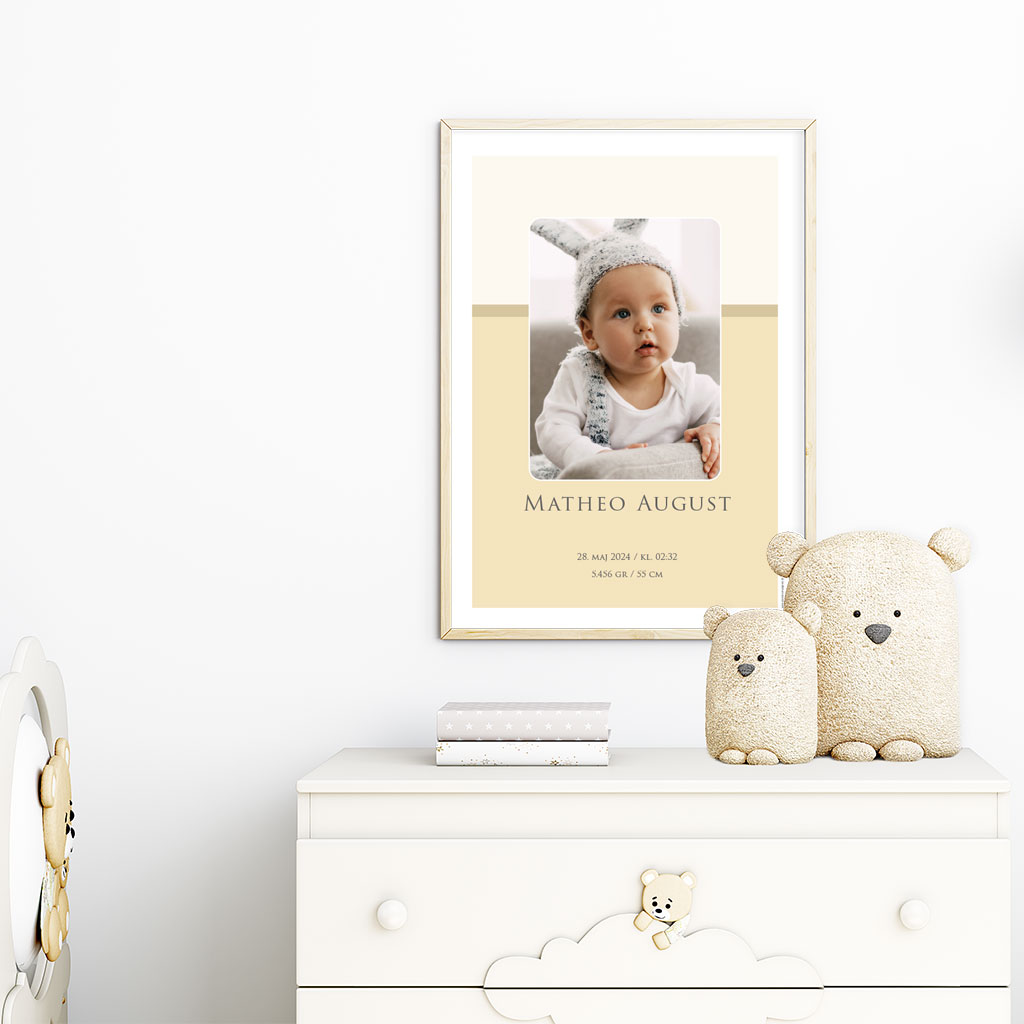 viser rektangulaer fødselstavle med gul baggrund og 1 foto. Med hvid kant. Designet af www.plakatcompagniet.dk x