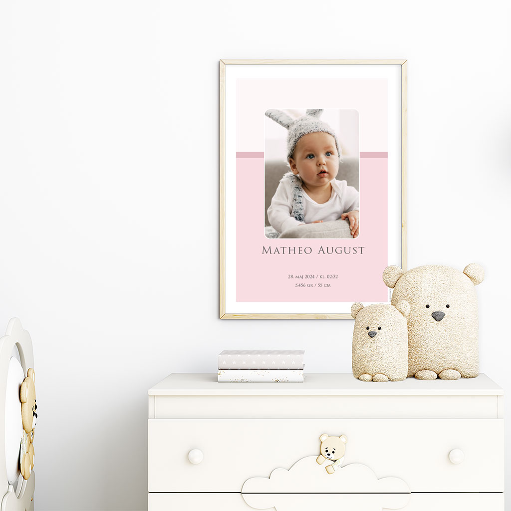 viser rektangulaer fødselstavle med lyseroed baggrund og 1 foto. Med hvid kant. Designet af www.plakatcompagniet.dk x