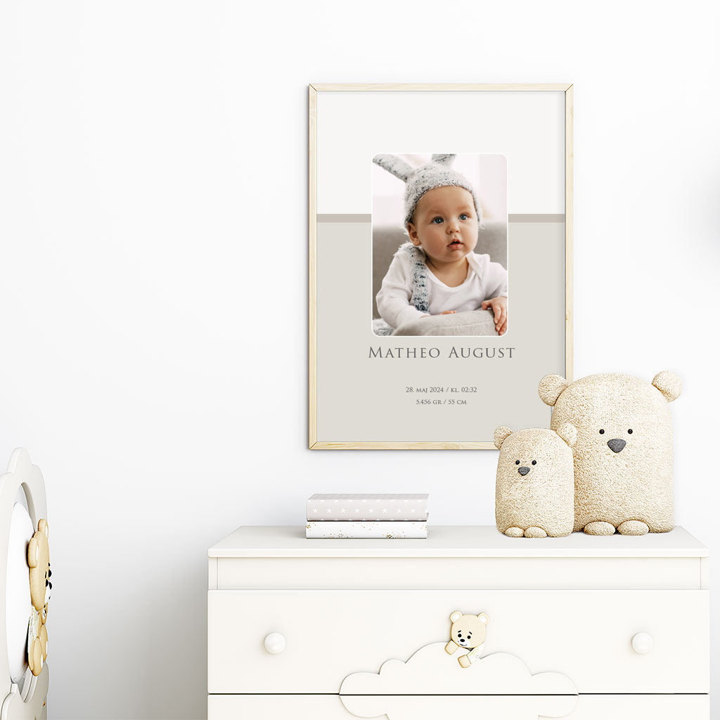 viser rektangulaer fødselstavle med beige baggrund og 1 foto. Designet af www.plakatcompagniet.dk x