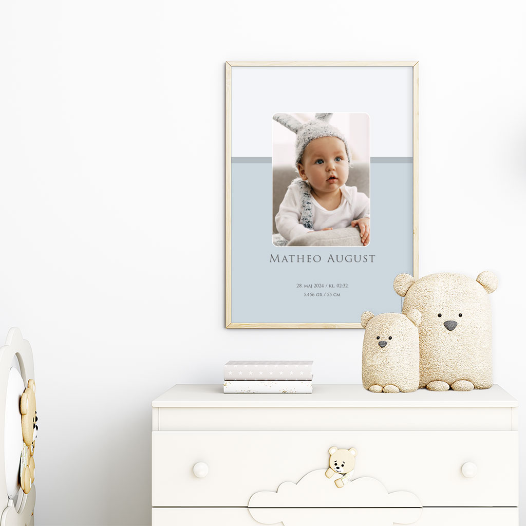 viser rektangulaer fødselstavle med blaa baggrund og 1 foto. Designet af www.plakatcompagniet.dk x