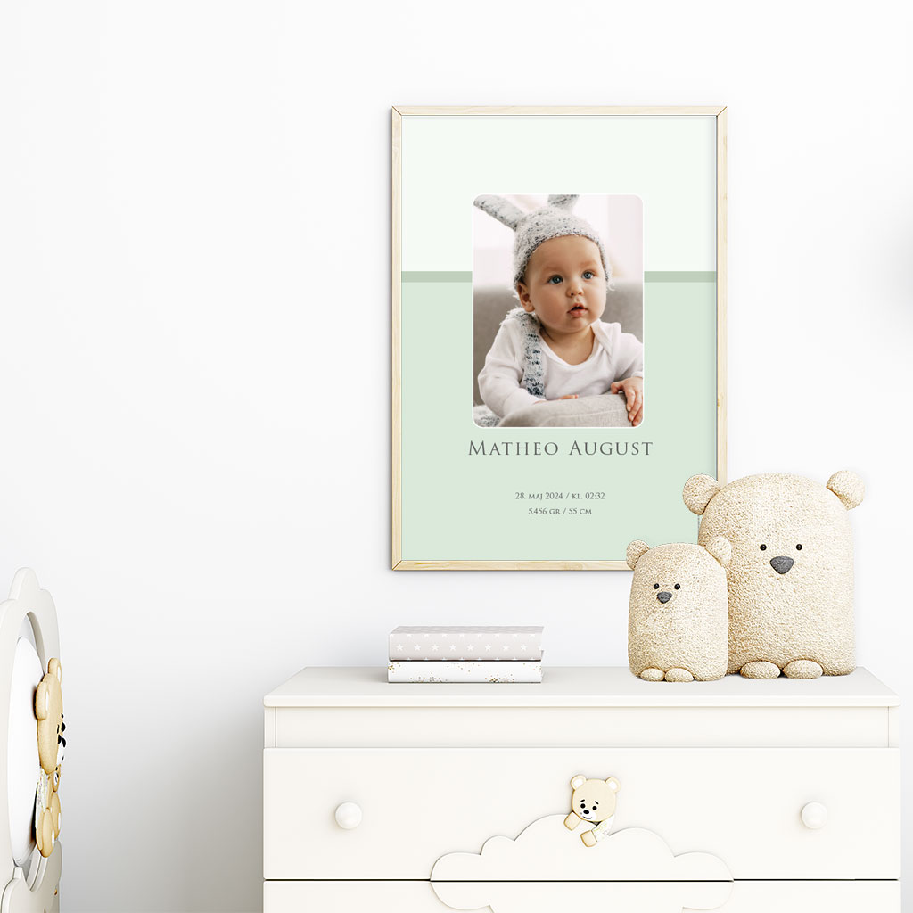 viser rektangulaer fødselstavle med groen baggrund og 1 foto. Designet af www.plakatcompagniet.dk x