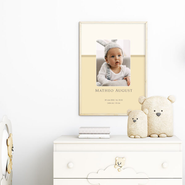 viser rektangulaer fødselstavle med gul baggrund og 1 foto. Designet af www.plakatcompagniet.dk x