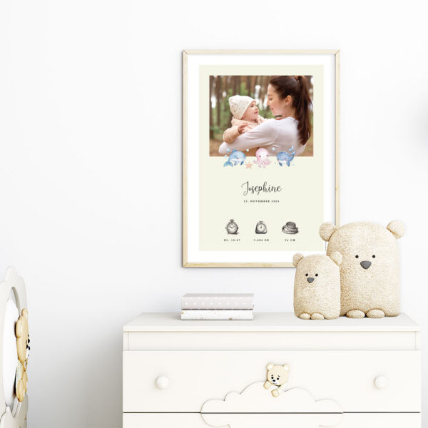 viser rektangulaer fødselstavle med soede illustrationer fra havets univers og 1 foto samt foedselsdata. Beige baggrund med hvid kant. Designet af www.plakatcompagniet.dk x