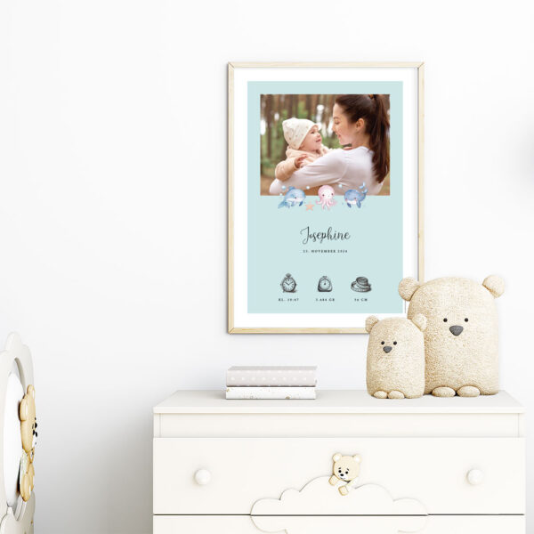 viser rektangulaer fødselstavle med soede illustrationer fra havets univers og 1 foto samt foedselsdata. Blå baggrund med hvid kant. Designet af www.plakatcompagniet.dk x