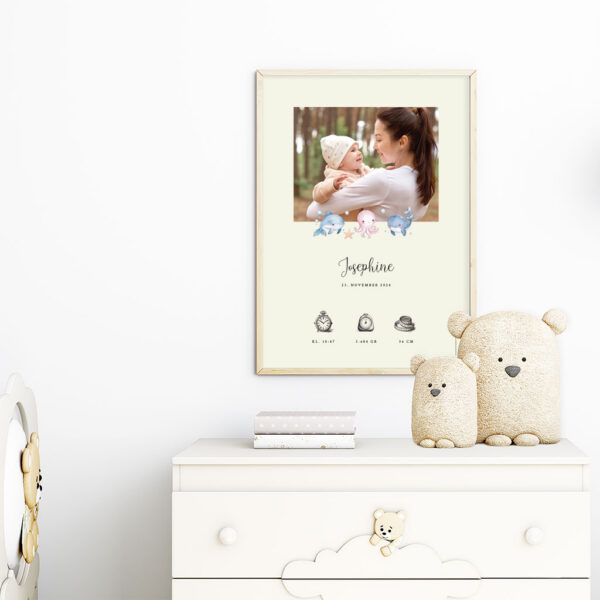 viser rektangulaer fødselstavle med soede illustrationer fra havets univers og 1 foto samt foedselsdata. Beige baggrund. Designet af www.plakatcompagniet.dk x