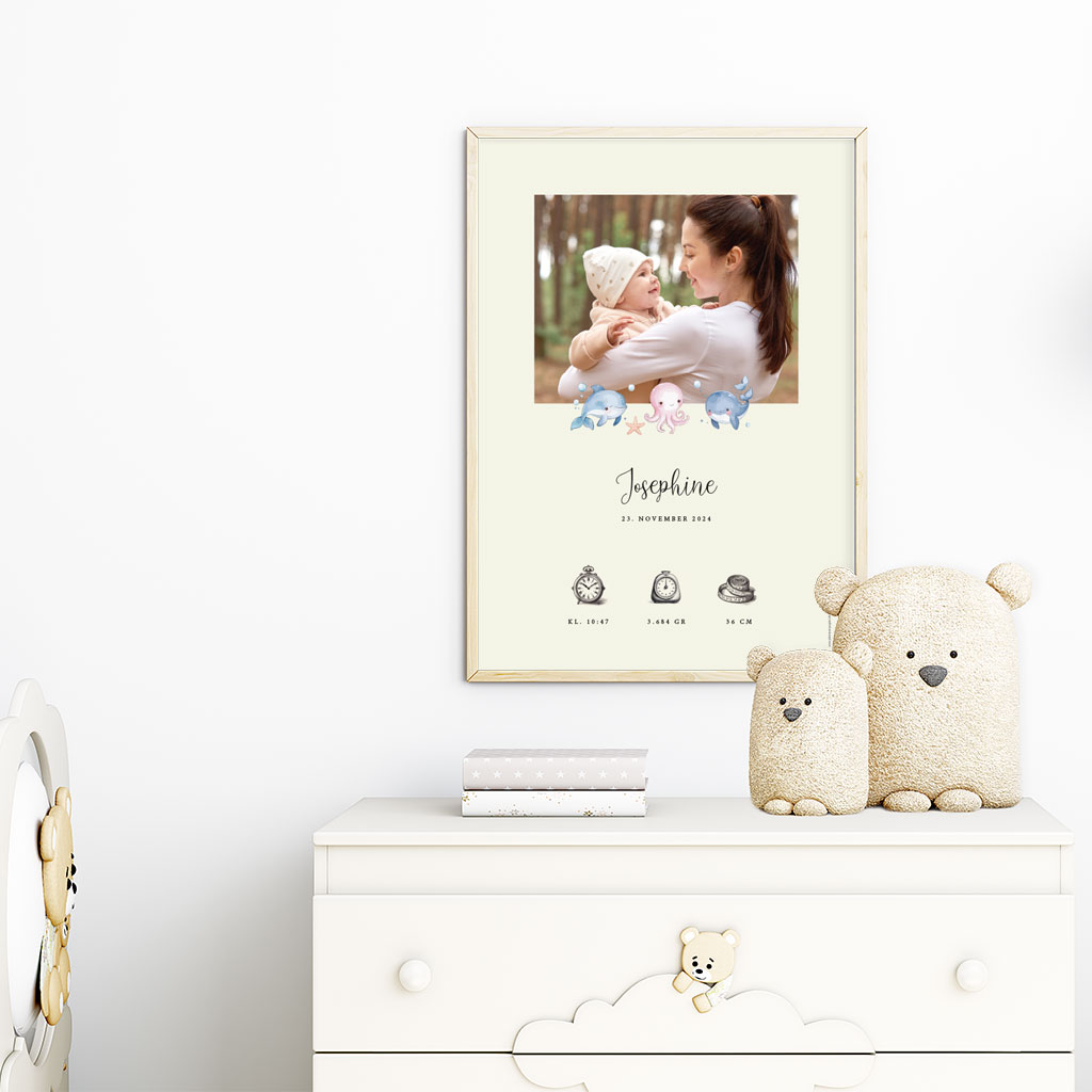 viser rektangulaer fødselstavle med soede illustrationer fra havets univers og 1 foto samt foedselsdata. Beige baggrund. Designet af www.plakatcompagniet.dk x
