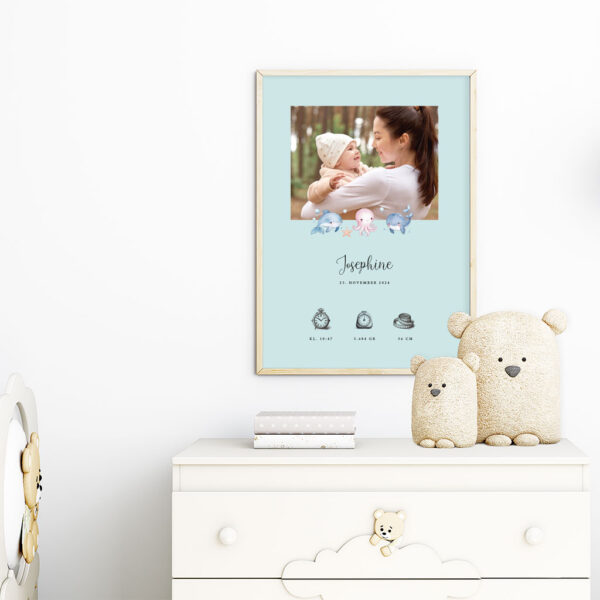 viser rektangulaer fødselstavle med soede illustrationer fra havets univers og 1 foto samt foedselsdata. Blå baggrund. Designet af www.plakatcompagniet.dk