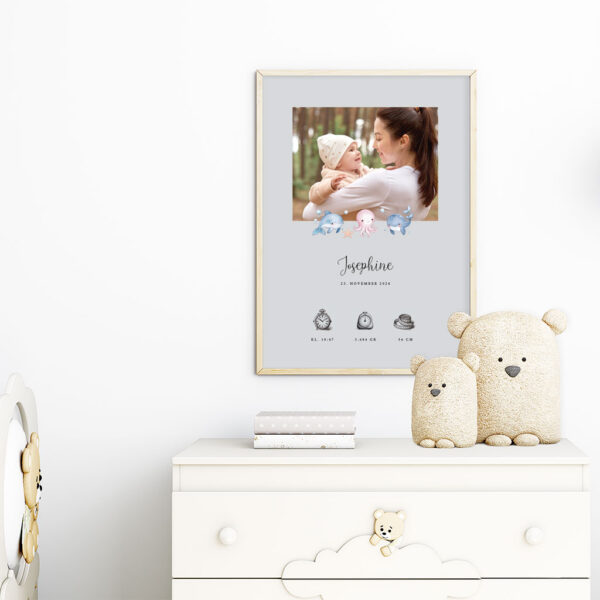 viser rektangulaer fødselstavle med soede illustrationer fra havets univers og 1 foto samt foedselsdata. Grå baggrund. Designet af www.plakatcompagniet.dk x