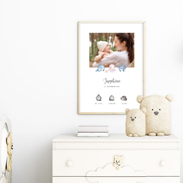 viser rektangulaer fødselstavle med soede illustrationer fra havets univers og 1 foto samt foedselsdata. Hvid baggrund. Designet af www.plakatcompagniet.dk x