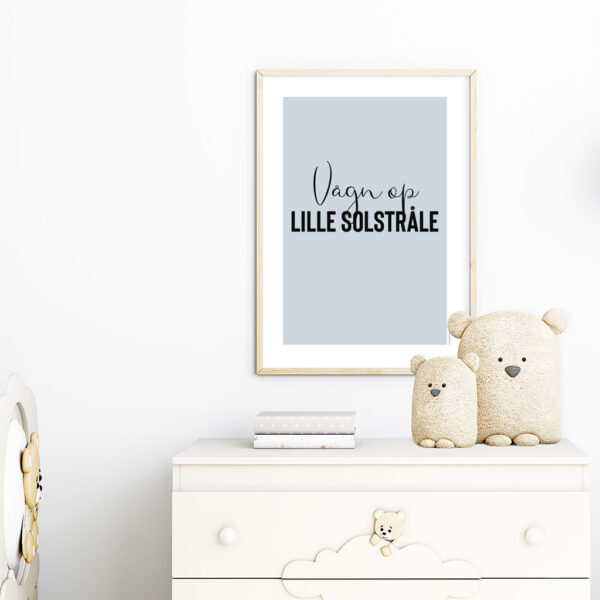 viser rektangulaer citatplakat med boernecitatet "vaagn op lille solstraale" fra www.plakatcompagniet.dk. Blaa baggrund. x