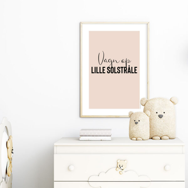 viser rektangulaer citatplakat med boernecitatet "vaagn op lille solstraale" fra www.plakatcompagniet.dk. Blush baggrund. x