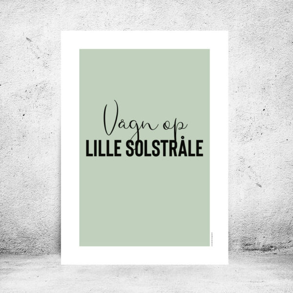 viser rektangulaer citatplakat med boernecitatet "vaagn op lille solstraale" fra www.plakatcompagniet.dk. Groen baggrund.
