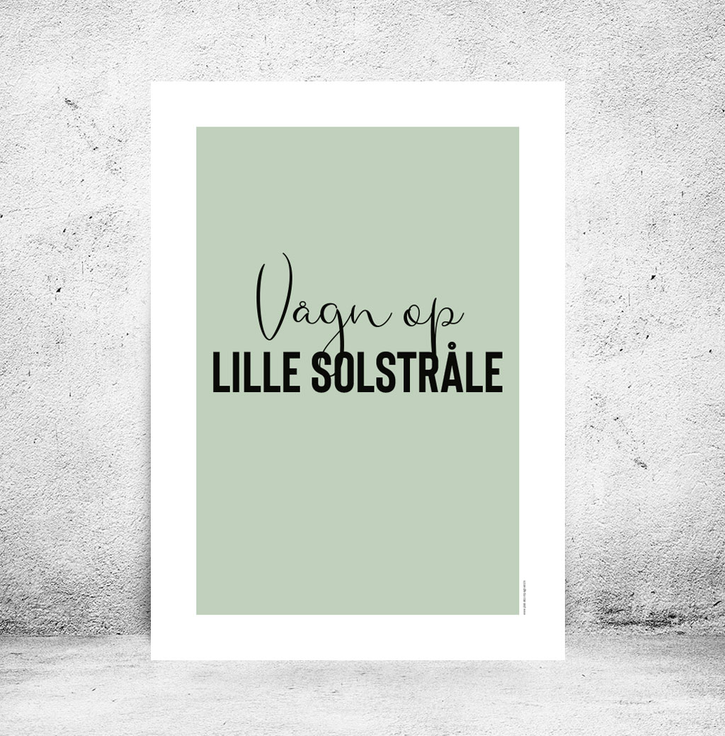 viser rektangulaer citatplakat med boernecitatet "vaagn op lille solstraale" fra www.plakatcompagniet.dk. Groen baggrund.