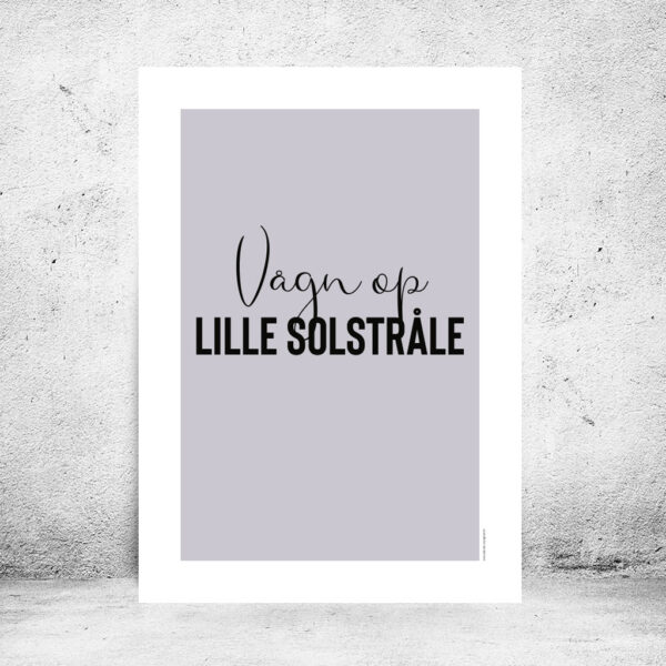 viser rektangulaer citatplakat med boernecitatet "vaagn op lille solstraale" fra www.plakatcompagniet.dk. Lilla baggrund.