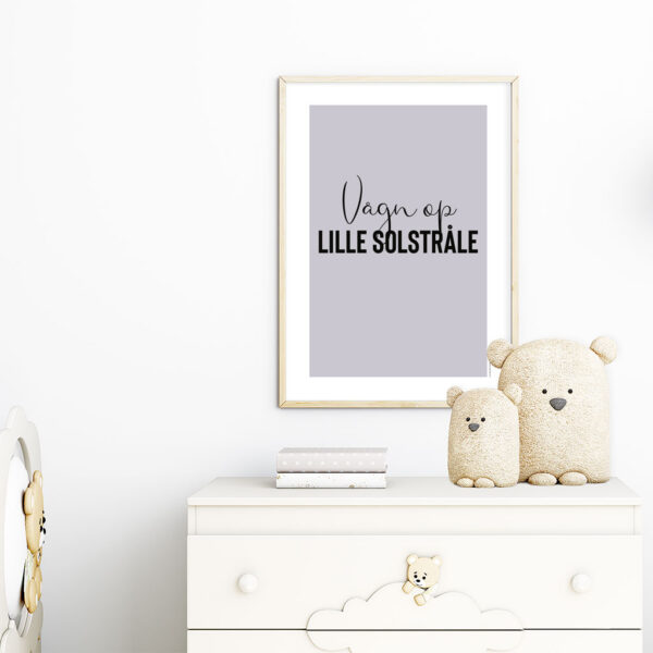viser rektangulaer citatplakat med boernecitatet "vaagn op lille solstraale" fra www.plakatcompagniet.dk. Lilla baggrund. x