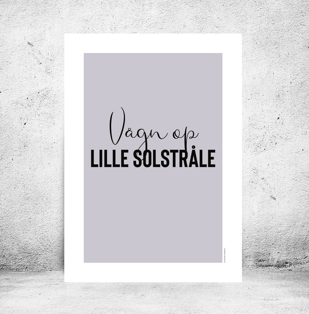 viser rektangulaer citatplakat med boernecitatet "vaagn op lille solstraale" fra www.plakatcompagniet.dk. Lilla baggrund.