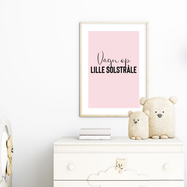 viser rektangulaer citatplakat med boernecitatet "vaagn op lille solstraale" fra www.plakatcompagniet.dk. Lyseroed baggrund. x