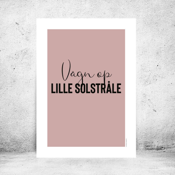 viser rektangulaer citatplakat med boernecitatet "vaagn op lille solstraale" fra www.plakatcompagniet.dk. Rosa baggrund.