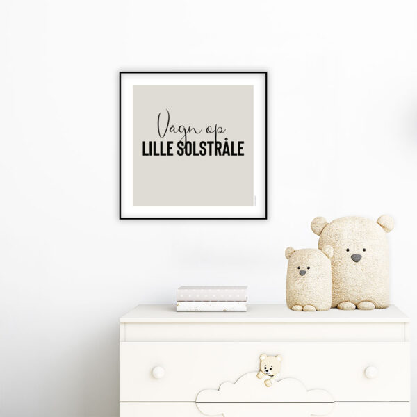 viser kvadratisk citatplakat med boernecitatet "vaagn op lille solstraale" fra www.plakatcompagniet.dk. Beige baggrund. x