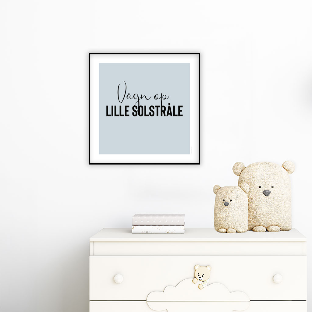 viser kvadratisk citatplakat med boernecitatet "vaagn op lille solstraale" fra www.plakatcompagniet.dk. Blaa baggrund. x
