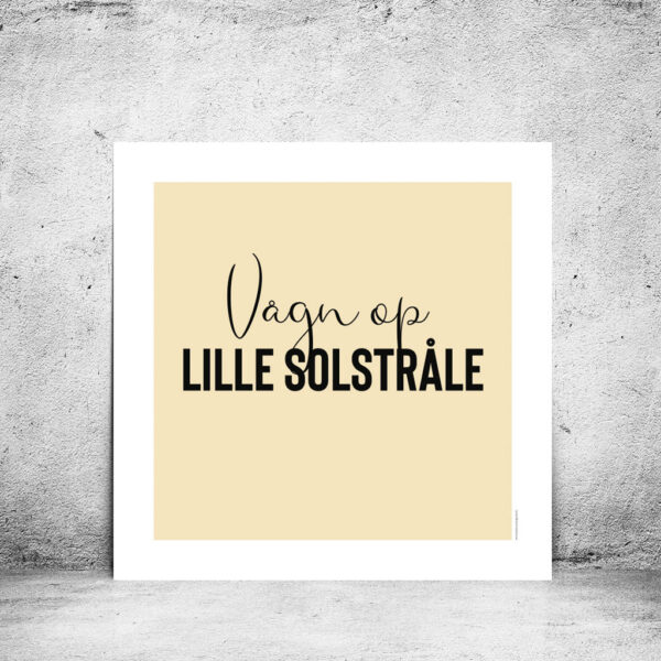 viser kvadratisk citatplakat med boernecitatet "vaagn op lille solstraale" fra www.plakatcompagniet.dk. Gul baggrund.