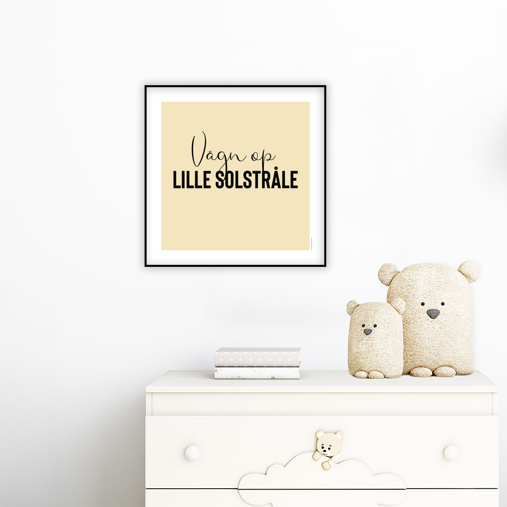viser kvadratisk citatplakat med boernecitatet "vaagn op lille solstraale" fra www.plakatcompagniet.dk. Gul baggrund.x