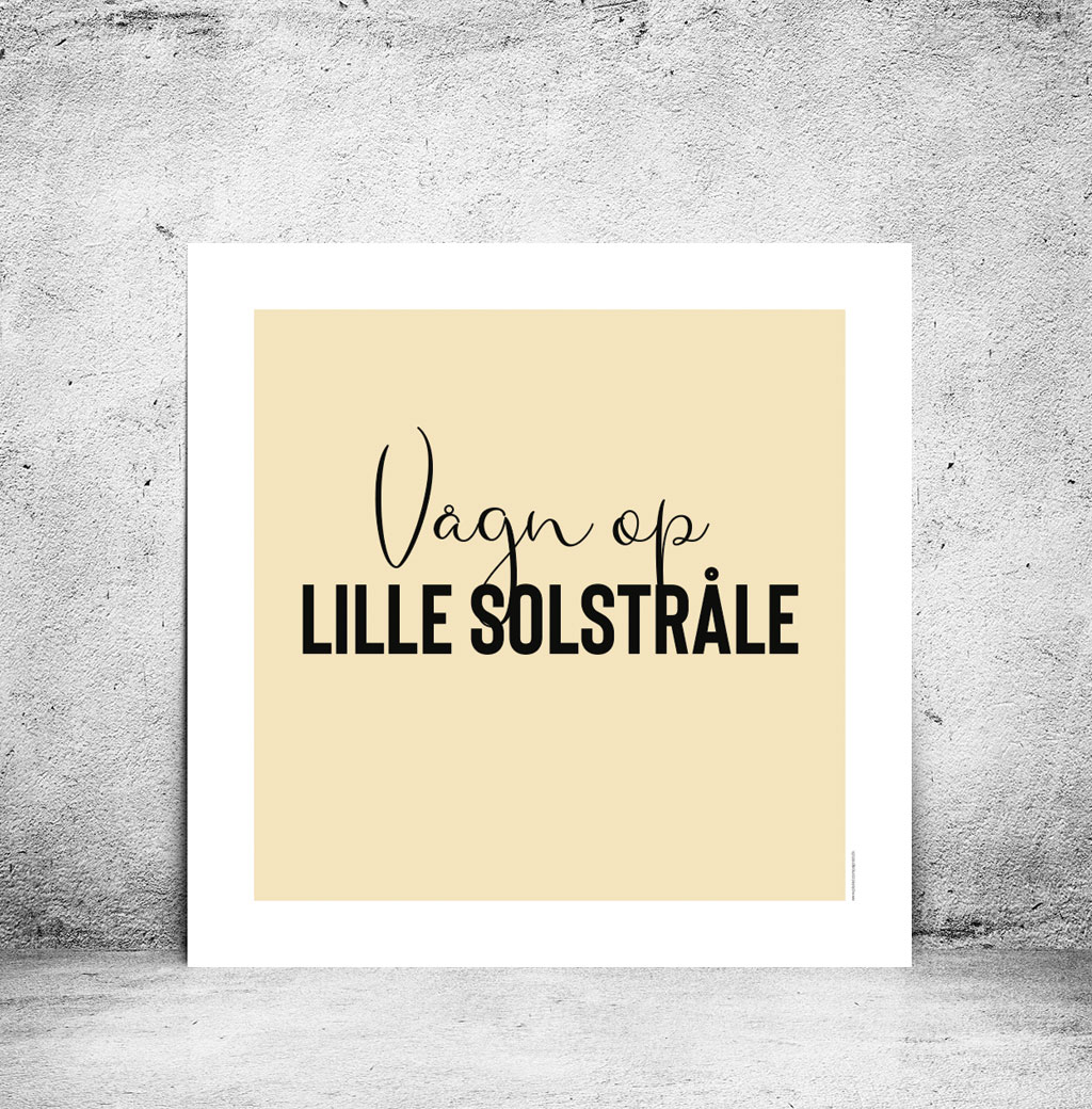 viser kvadratisk citatplakat med boernecitatet "vaagn op lille solstraale" fra www.plakatcompagniet.dk. Gul baggrund.