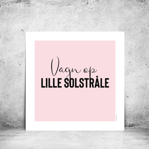 viser kvadratisk citatplakat med boernecitatet "vaagn op lille solstraale" fra www.plakatcompagniet.dk. Lyseroed baggrund.