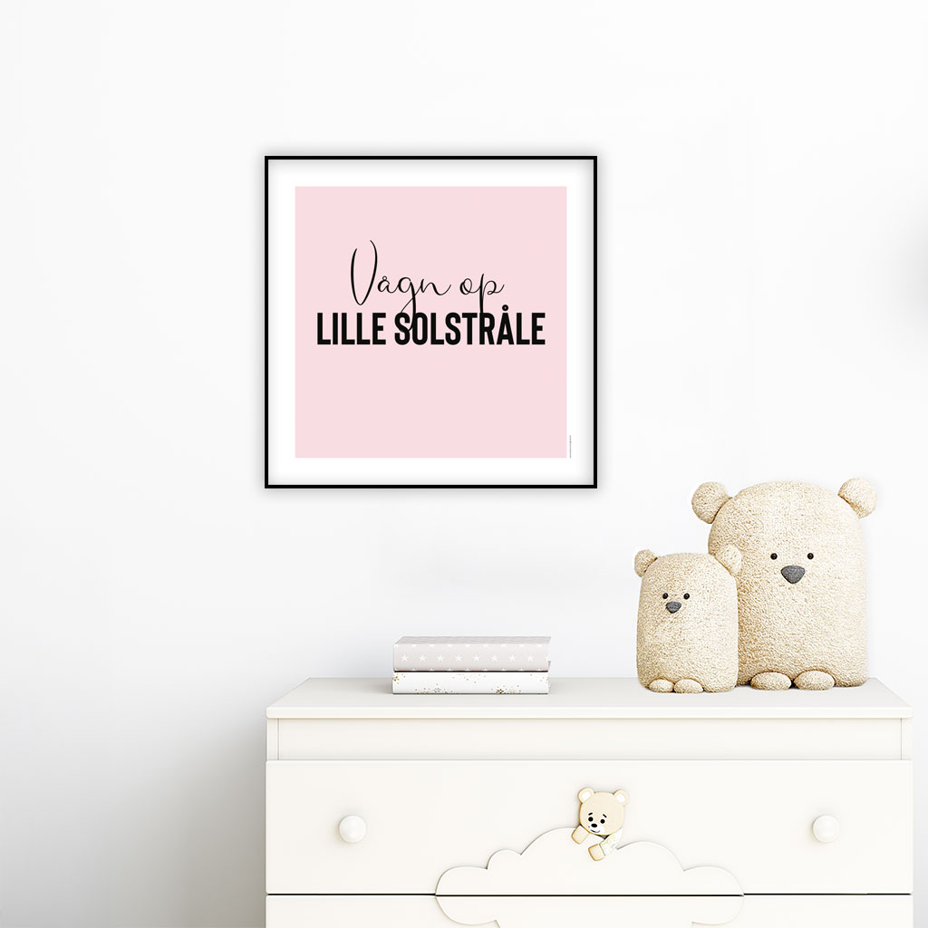 viser kvadratisk citatplakat med boernecitatet "vaagn op lille solstraale" fra www.plakatcompagniet.dk. Lyseroed baggrund. x