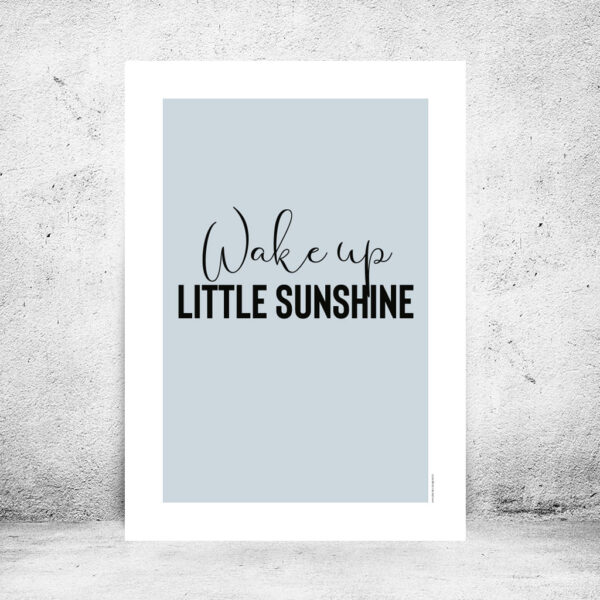 viser rektangulaer citatplakat med boernecitatet "Wake up little sunshine" fra www.plakatcompagniet.dk. Blaa baggrund.