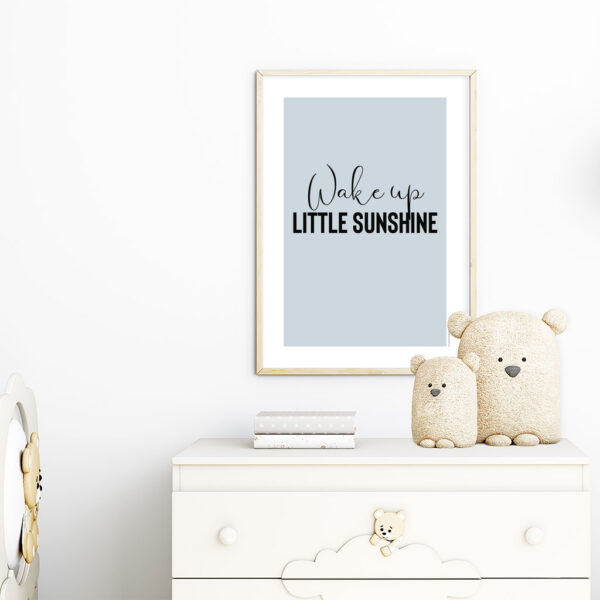 viser rektangulaer citatplakat med boernecitatet "Wake up little sunshine" fra www.plakatcompagniet.dk. Blaa baggrund x