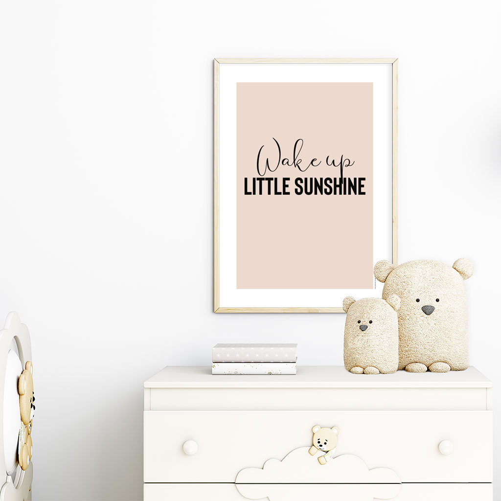 viser rektangulaer citatplakat med boernecitatet "Wake up little sunshine" fra www.plakatcompagniet.dk. Blush baggrund x