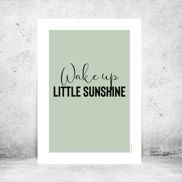 viser rektangulaer citatplakat med boernecitatet "Wake up little sunshine" fra www.plakatcompagniet.dk. Groen baggrund