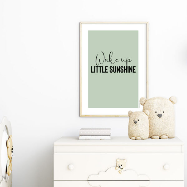 viser rektangulaer citatplakat med boernecitatet "Wake up little sunshine" fra www.plakatcompagniet.dk. Groen baggrund x
