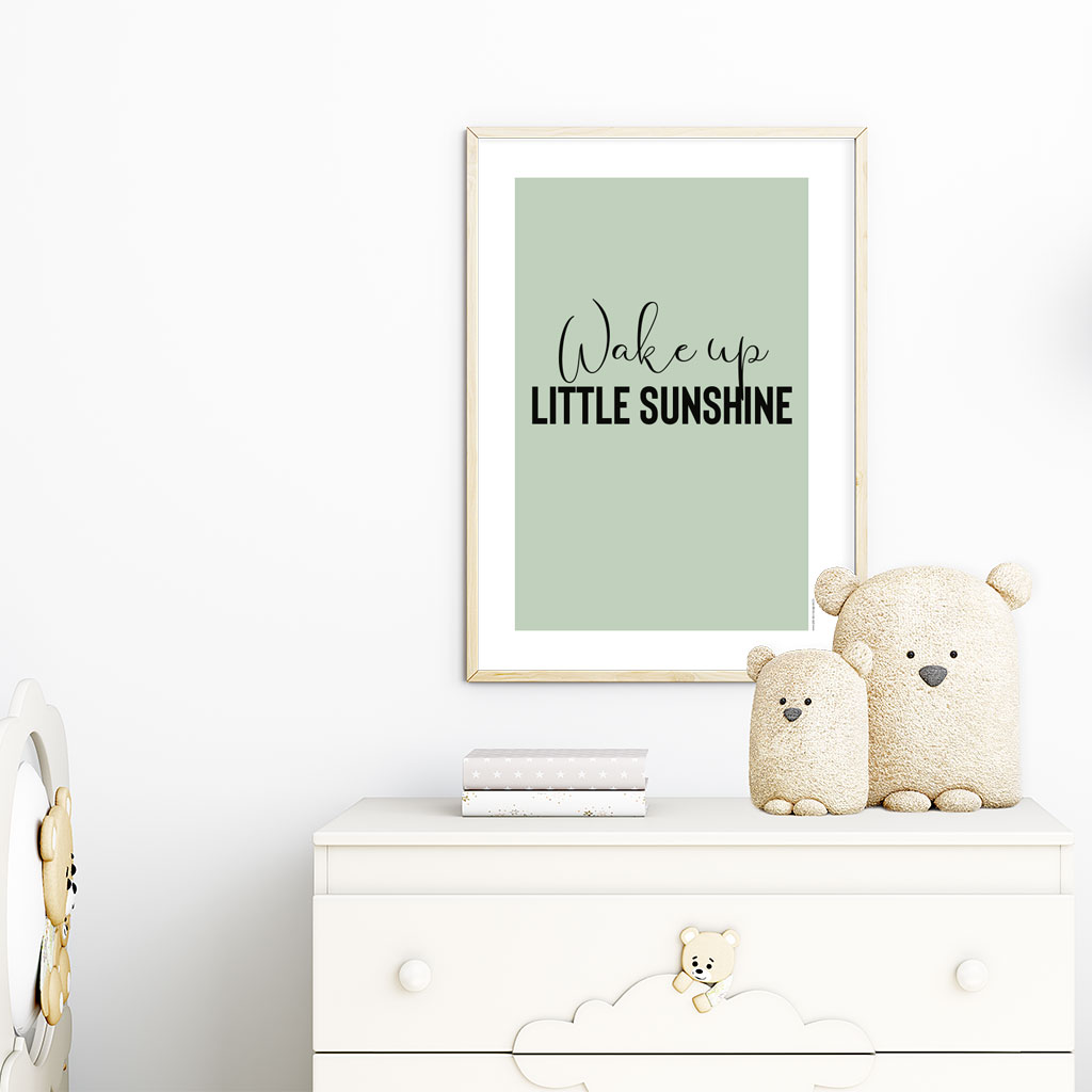 viser rektangulaer citatplakat med boernecitatet "Wake up little sunshine" fra www.plakatcompagniet.dk. Groen baggrund x