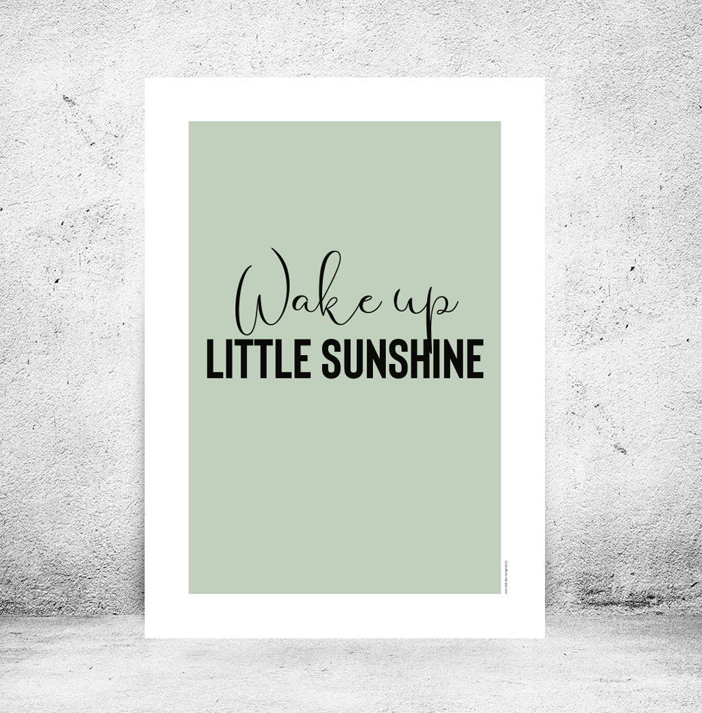viser rektangulaer citatplakat med boernecitatet "Wake up little sunshine" fra www.plakatcompagniet.dk. Groen baggrund