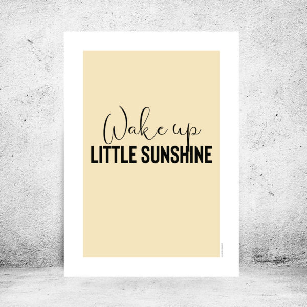 viser rektangulaer citatplakat med boernecitatet "Wake up little sunshine" fra www.plakatcompagniet.dk. Gul baggrund